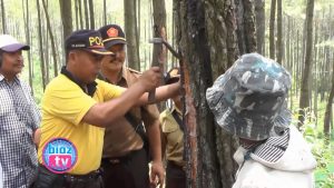 police-humanity-care-polisi-trenggalek-peduli-petani-penyadap-pinus