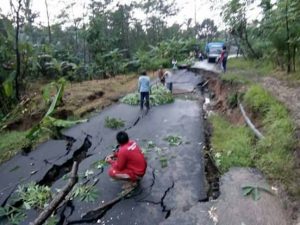 Jalan Utama Terputus, Warga Bendungan Terisolir 1