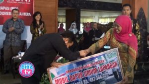 Kedatangan Menteri Sosial, Emil Dardak Terima Bantuan Mobil Seharga 400 Jutaan