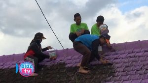 Pramuka Peserta Kampung Kelir Zona 7 Nekat Panjat Genting Rumah Penduduk