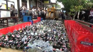 Puncak Tahun 2017, Ribuan Botol Miras & Knalpot Brong Dimusnahkan