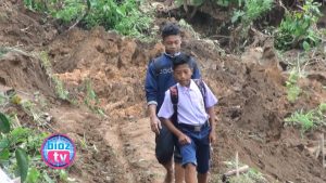 Miris, Demi Sekolah, Pelajar Di Trenggalek Nekat Lintasi Timbunan Longsor Jalur Kampak-Munjungan