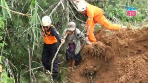 Penyelamatan Dramatis SAR Trenggalek, Nenek Terjebak Timbunan Longsor Kampak-Munjungan