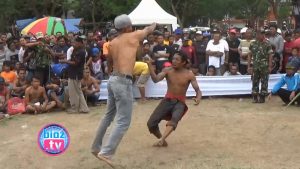 Lestarikan Seni Traditional Musim Kemarau, Warga Trenggalek Gelar Adu Cambuk Tiban