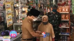 Terima Kartu Penyangga Ekonomi Dari Bupati Trenggalek, Nenek Pedagang Kantin Sekolah Terharu