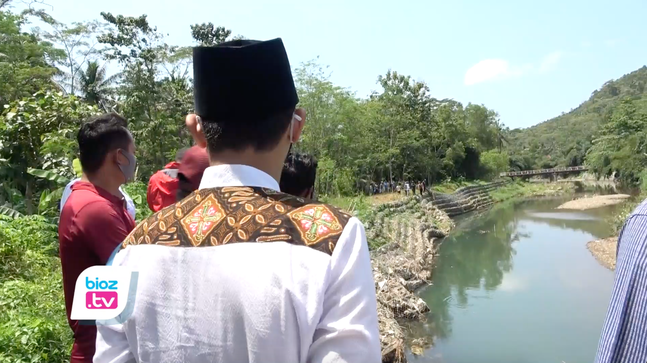Antisipasi terjadinya langganan luapan banjir sungai Ngemplak. yang ada di Desa Prigi, Kecamatan Watulimo Kabupaten Trenggalek, Calon bupati petahana nomor urut 2, Mochamad Nur Arifin segera upayakan normalisasi sungai dan pembuatan tanggul penahan arus sungai yang berkelok.
