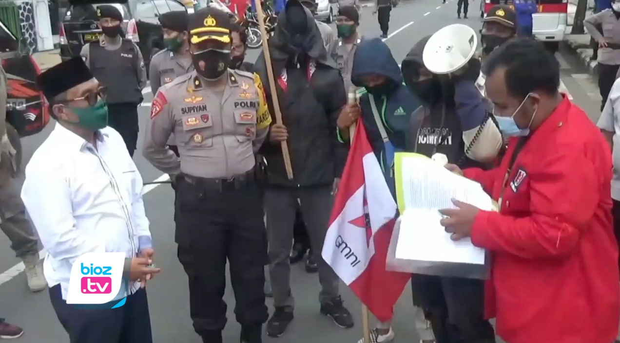 Digeruduk Mahasiswa Penolak Omnibus Law, Ketua DPRD Trenggalek Temui Langsung Massa1