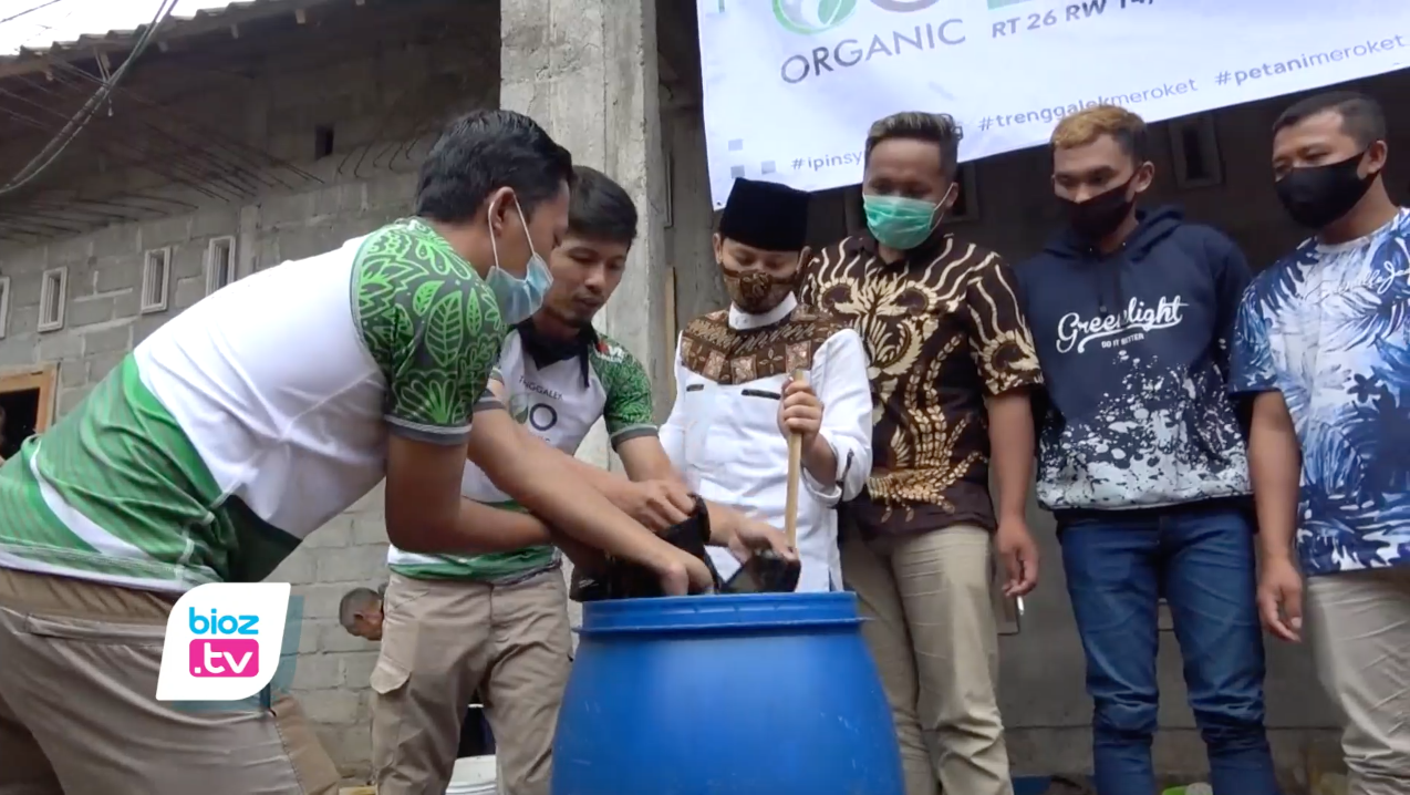 Dorong kemandirian pupuk tanpa harus mengandalkan ketersediaan pupuk pabrikan maupun pupuk bersubsidi yang sangat terbatas, pasangan calon Bupati Trenggalek nomor urut dua, Mochamad Nur Arifin & Syah Mohamad Natanegara latih Petani Trenggalek produksi sendiri Pupuk Organik Cair.