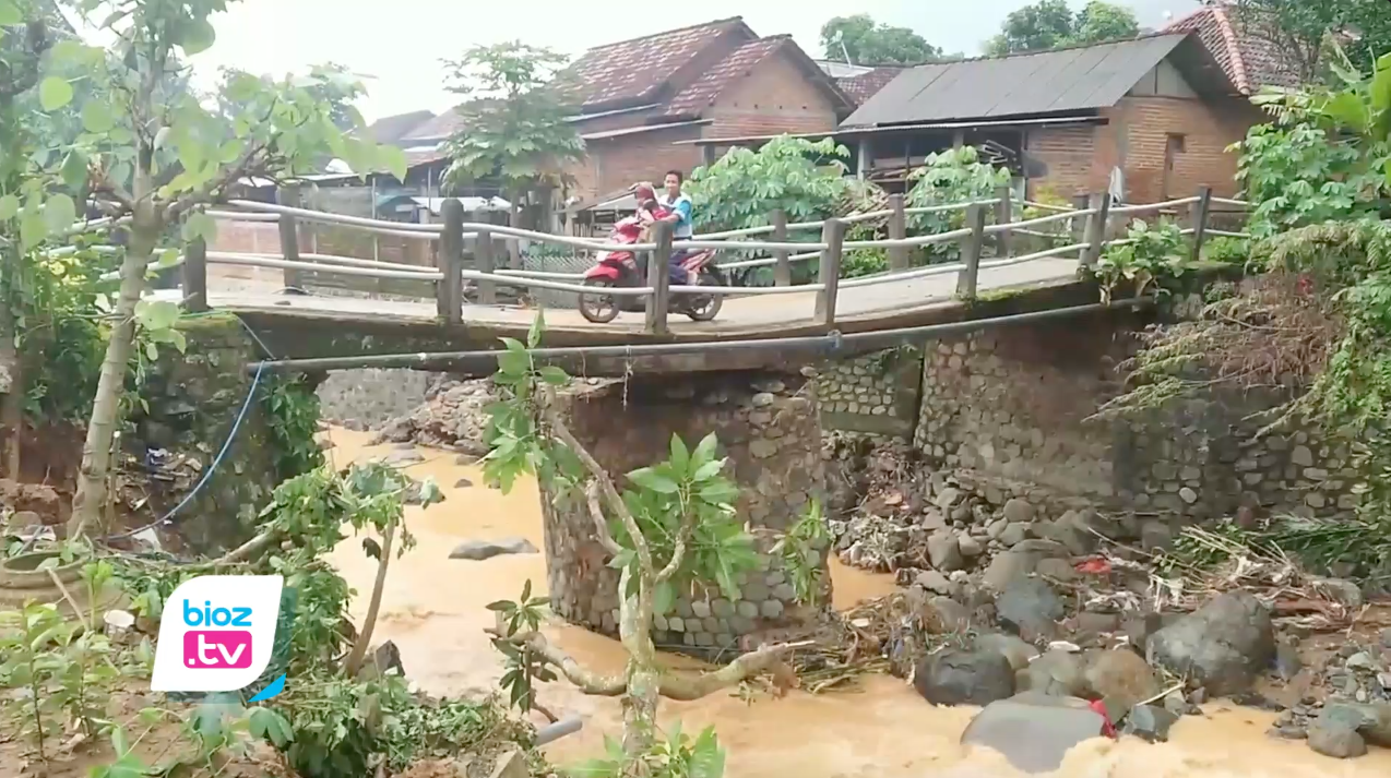 Pasca banjir bandang melanda Kecamatan Munjungan dan menggenangi ratusan perumahan warga, dua jembatan yang ada di Desa Bangun dan Desa Masaran juga ikut terdampak. Kedua jembatan penghubung antar Kecamatan tersbeut mengalami ambrol pada bagian sisi jembatan dan satu jembatan lainnya melengkung.