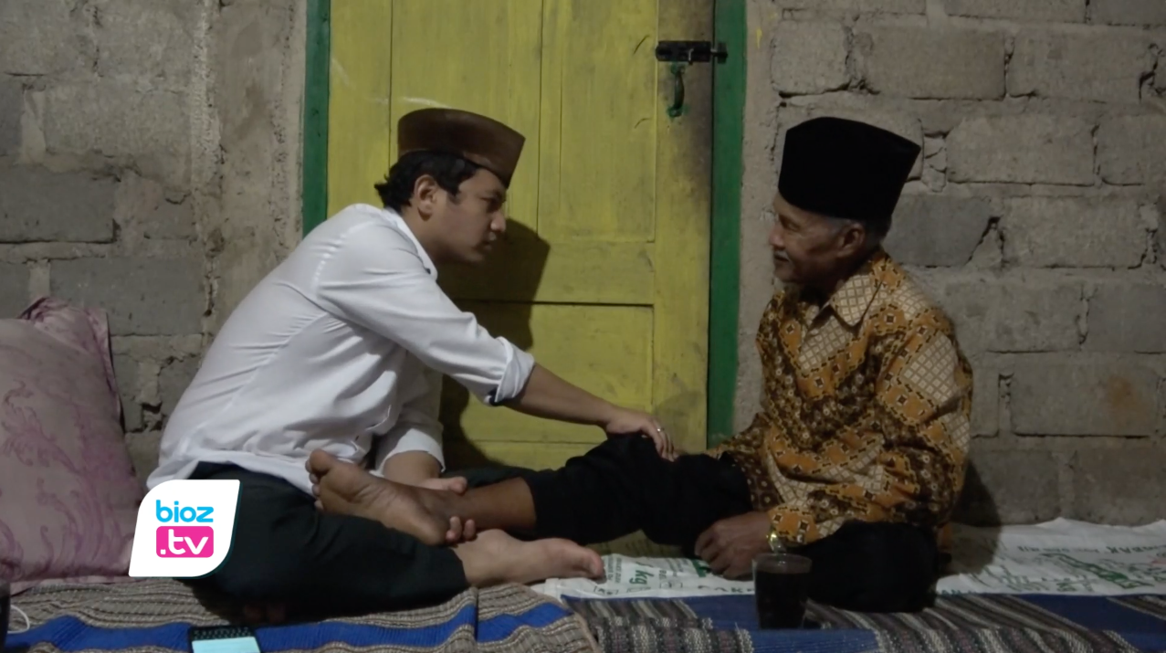 Terima Wasiat Kopiah Mbulak, Mas Ipin Rela Menjadi Dukun Pijat Kakek di Pelosok Trenggalek