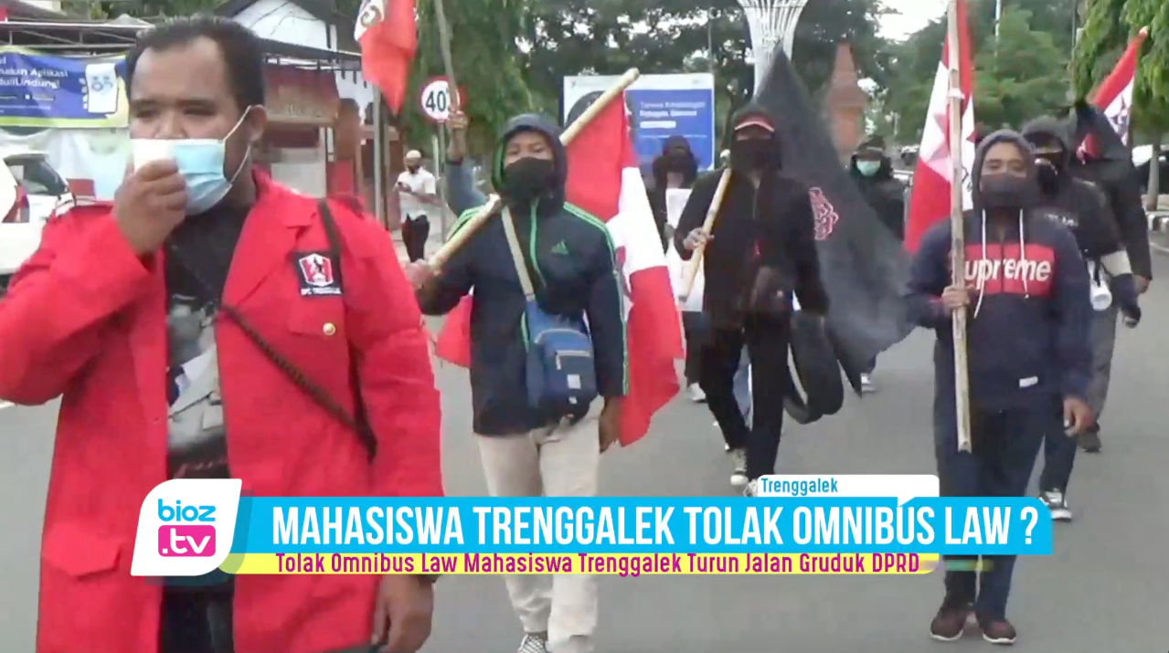 Tolak Omnibus Law Mahasiswa Trenggalek Turun Jalan Gruduk DPRD & Pendopo