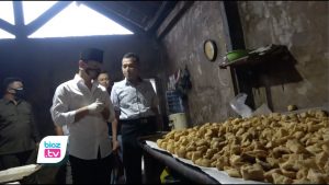 Usaha mikro kecil dan menengah (UMKM) menjadi tulang punggung perekonomian, pasangan calon bupati nomor urut dua, Mas Ipin dan Syah Natanegara dorong perkembangan hingga koneksi pemasaran produk industri Tahu di Trenggalek. Salah satunya melalui sertifikasi dan branding produk.