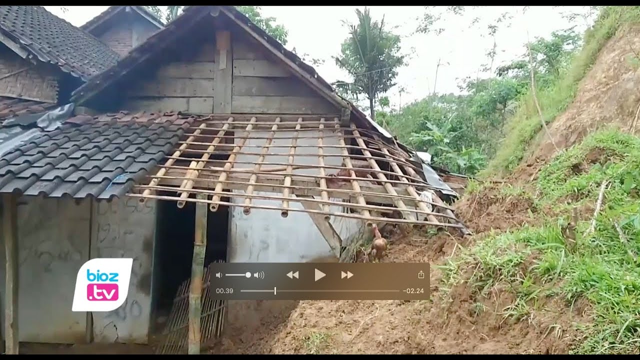 Tertimbun material longsor dari tebing setinggi 5 meter, rumah warga Desa Semurup, Kecamatan Bendungan, Kabupaten Trenggalek, Jawa Timur mengalami tembok jebol . Meski material longsor memporak porandakan sebagian rumahnya, namun penghuni rumah yang berjumlah 8 orang tetap tinggal disana.