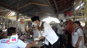 Blusukan di pasar tradisional, calon bupati Trenggalek petahana nomor urut 2, Mochamad Nur Arifin atau Mas Ipin dan Syah Mohamad Natanegara panjatkan doa terbaik untuk warga. Meski ada perbedaan pilihan saat Pilkada, Cabup Nomor urut 2 juga mengajak warga agar tetap menjaga kerukunan.