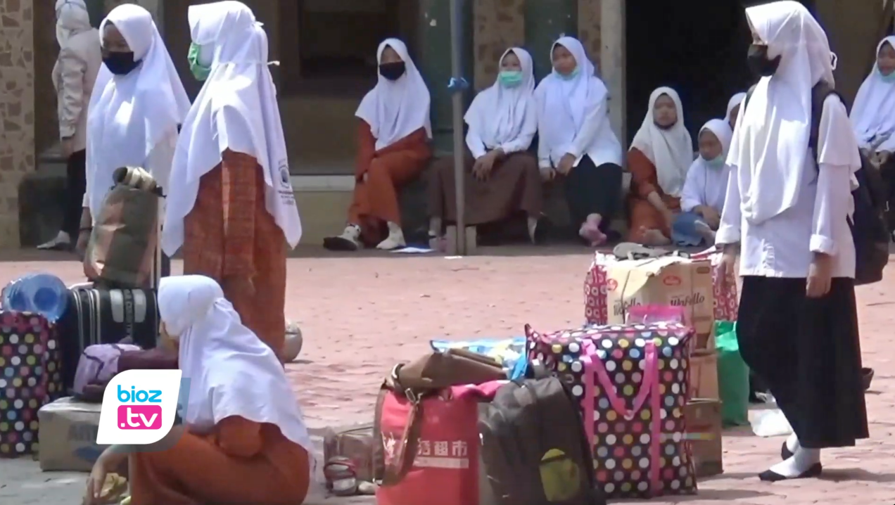 Pasca puluhan santri dinyatakan positif Covid-19, salah satu pondok pesantren yang ada di Desa Baruharjo, Kecamatan Durenan, Kabupaten Trenggalek, Jawa Timur, pulangkan seluruh santrinya. Hal tersebut di lakukan demi mencegah penyebaran Covid-19 dilingkungan pondok pesantren.