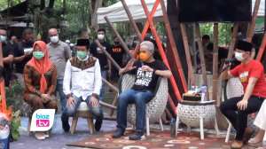 Dampingi calon bupati Trenggalek nomor urut 2 sapa langsung pelaku UMKM, Gubernur Jawa Tengah, ganjar Pranowo sebut UMKM di Trenggalek punya potensi untuk naik kelas dan merambah pasar yang lebih luas. Pasalnya, seiring perkembangan teknologi, memungkinkan seluruh produk punya potensi pasar yang sama.