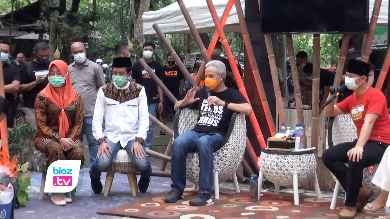 Dampingi calon bupati Trenggalek nomor urut 2 sapa langsung pelaku UMKM, Gubernur Jawa Tengah, ganjar Pranowo sebut UMKM di Trenggalek punya potensi untuk naik kelas dan merambah pasar yang lebih luas. Pasalnya, seiring perkembangan teknologi, memungkinkan seluruh produk punya potensi pasar yang sama.