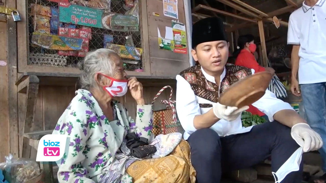 Sapa langsung pedagang dan pengunjung sejumlah Pasar Tradisional di Kabupaten Trenggalek, Calon Bupati Petahana Nomor urut 2, Mochamad Nur Arifin atau Mas Ipin terharu semangat nenek penjual cobek. Diusianya yang sudah lanjut, nenek tersebut tetap semangat untuk mengais rejeki dari hasil jualan.