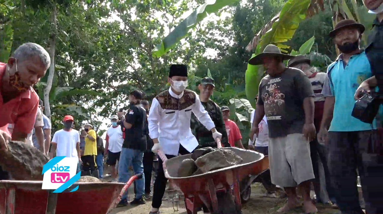 Semangati warga bangun lahan makam, Pasangan calon bupati Trenggalek nomor urut 2 Mochamad Nur Arifin dan Syah Natanegara rela bantu warga angkut batu menggunakan gerobak dorong atau angkong. Ia juga mengapresiasi semangat gotong royong warga yang peduli dengan hajat hidup orang banyak.