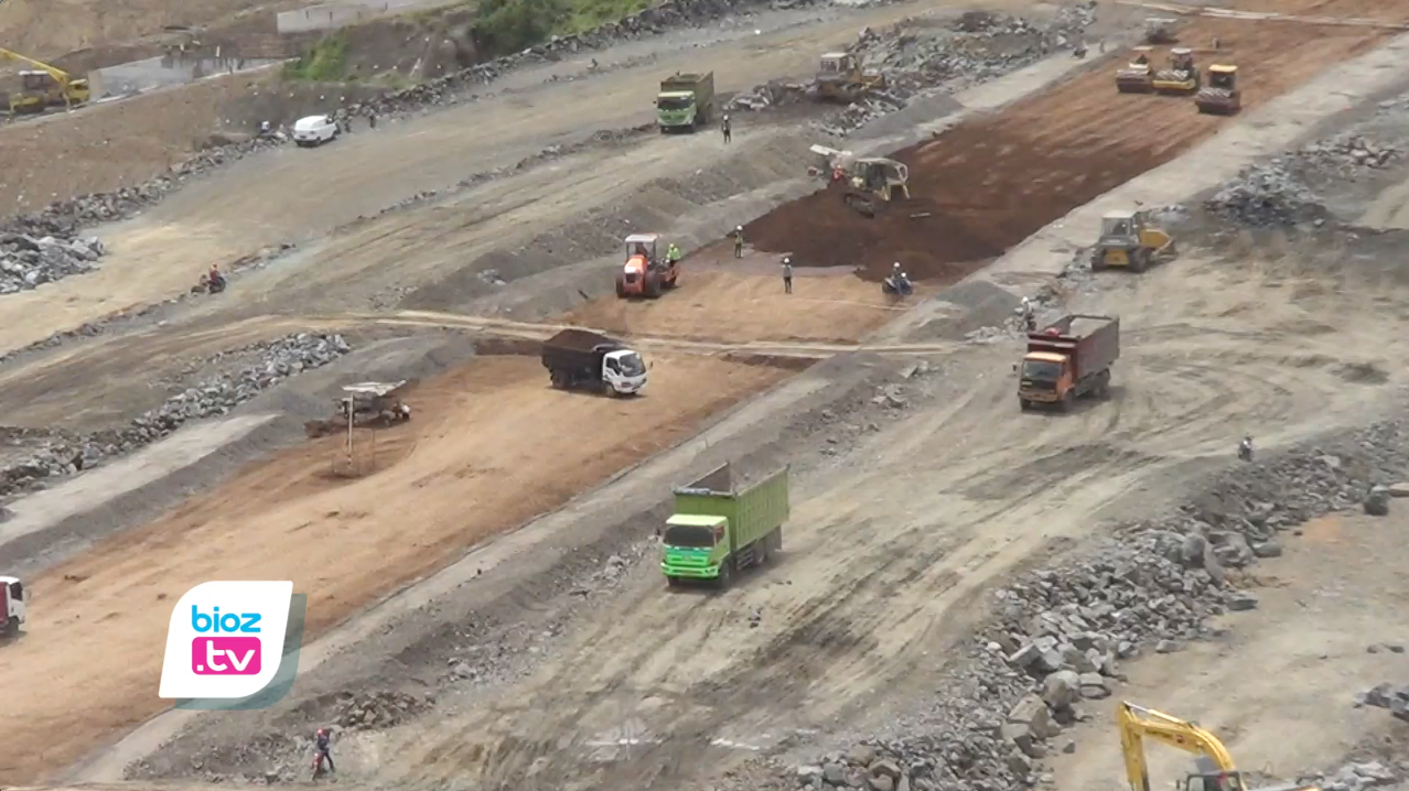 Proses pembebasan lahan Bendungan Tugu di Kabupaten Trenggalek hingga saat ini belum 100%. Meski progres pembangunannya sudah mencapai 78,06%, namun masih menyisakan 14 bidang lahan yang proses pembebasannya belum tuntas. Lahan tersebut diketahui berada diluar lokasi konstruksi bendungan.