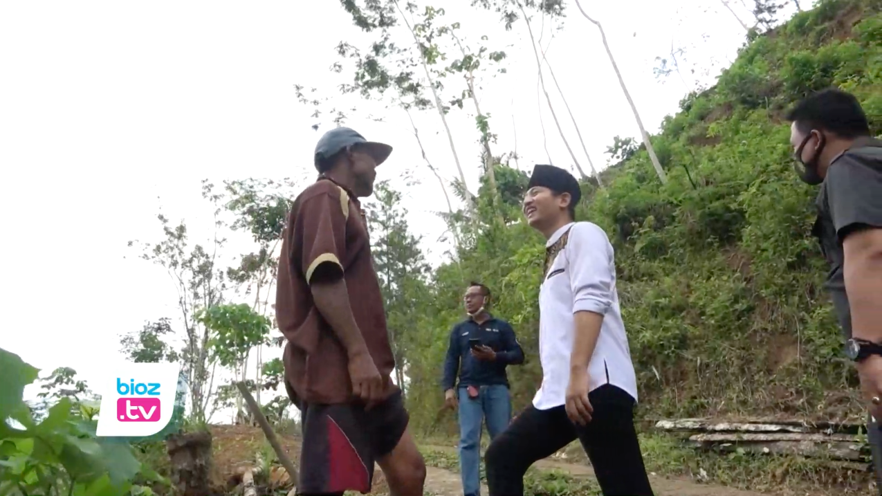 Kerusakan jalan desa di daerah terpencil perbatasan antar Kabupaten dikeluhkan warga, Calon Bupati Trenggalek petahana nomor urut dua siapkan sejumlah solusi penanganan. Jika kondisi keuangan ditingkat desa belum mencukupi untuk perbaikan, Mas Ipin siapkan program bantuan keuangan ke desa.