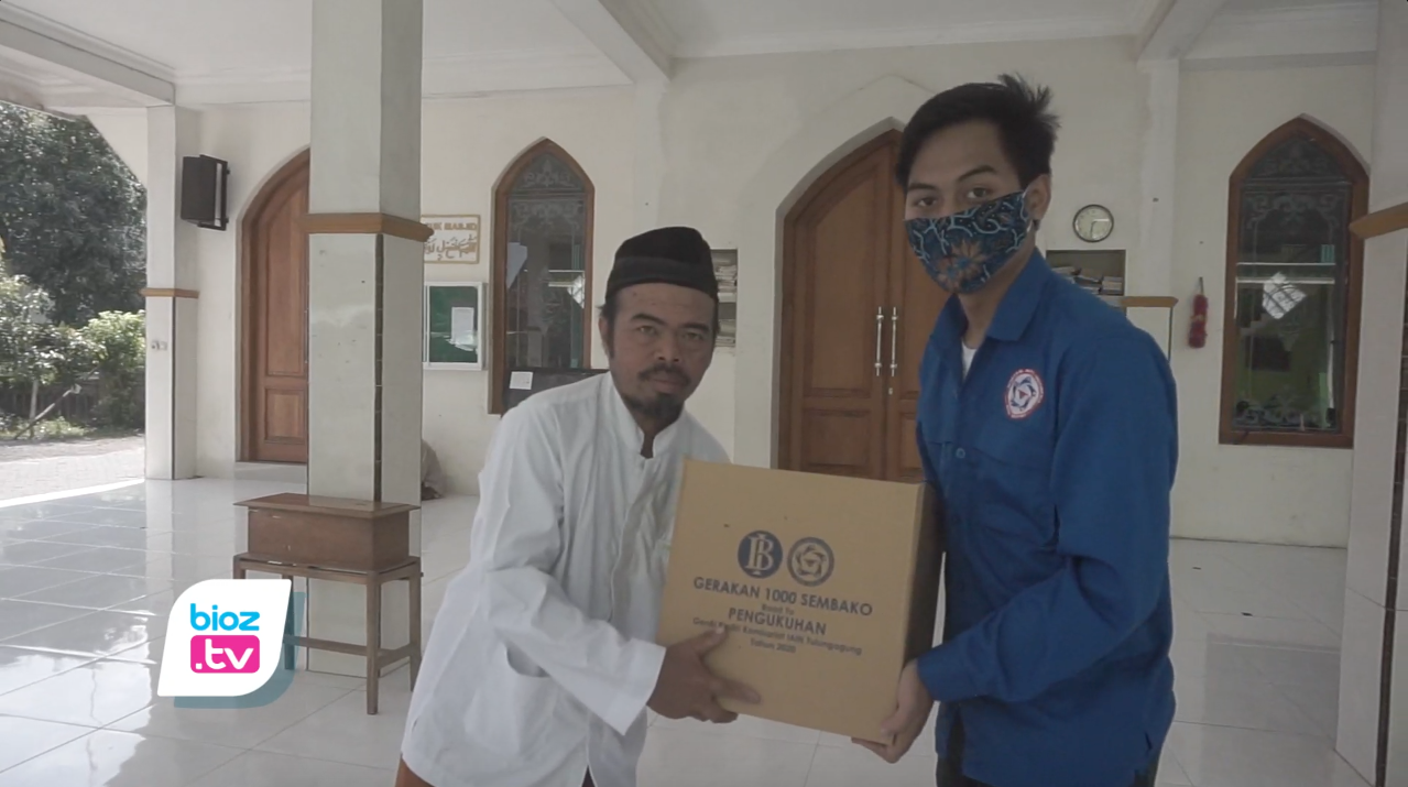 Wujudkan kepedulian terhadap masyarakat yang terdampak langsung secara ekonomi akibat Pandemi Covid-19 yang masih melanda hingga saat ini, generasi baru indonesia (genbi) Kediri komisariat IAIN Tulungagung adakan kegiatan gerakan 1.000 sembako dengan tema survive di era pandemi.