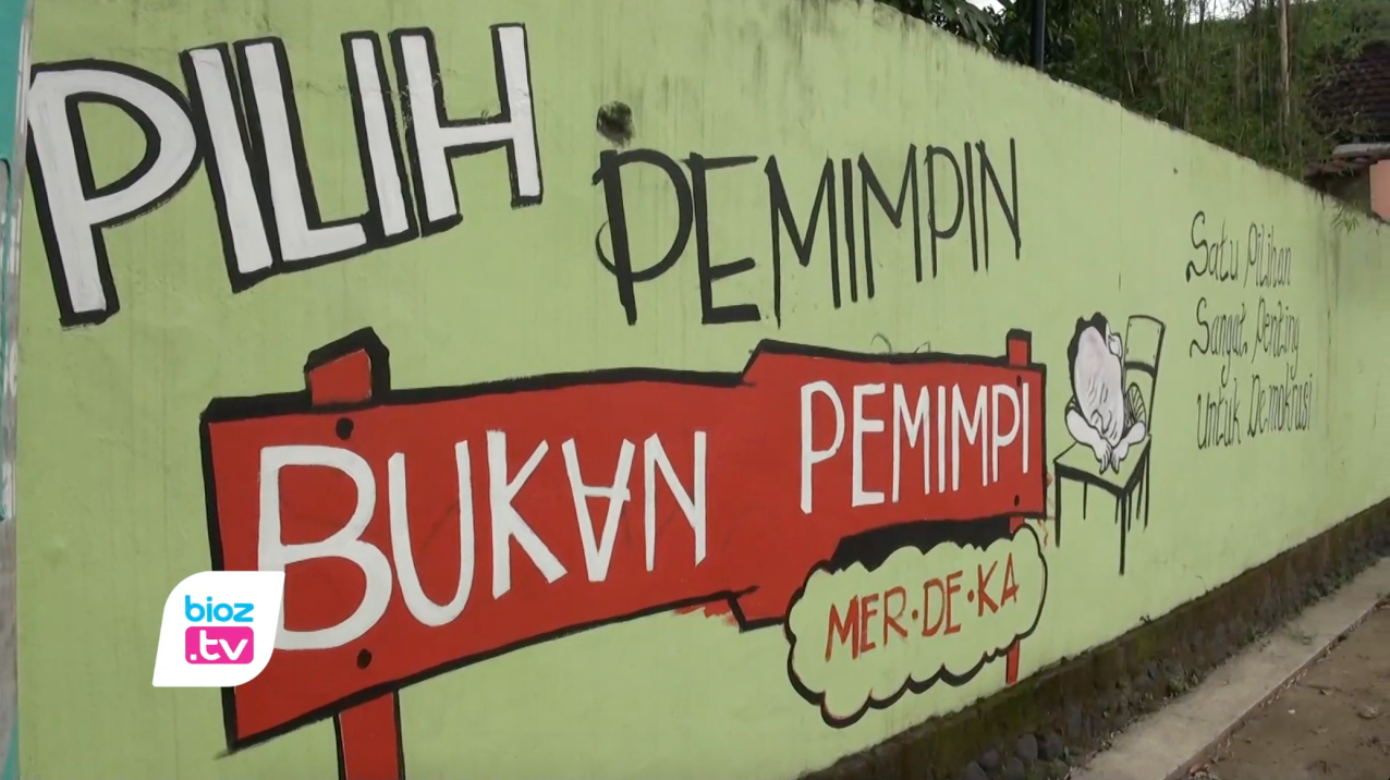 Ada yang unik dari cara sosialisasi Pilkada oleh Komisi Pemiihan Umum (KPU) Trenggalek. Selain lakukan sosialisasi langsung dengan cara tatap muka, KPU Trenggalek juga manfaatkan tembok kosong untuk membuat mural yang berisi pesan dan ajakan untuk mensukseskan pemilihan bupati dan wakil bupati Tahun 2020.