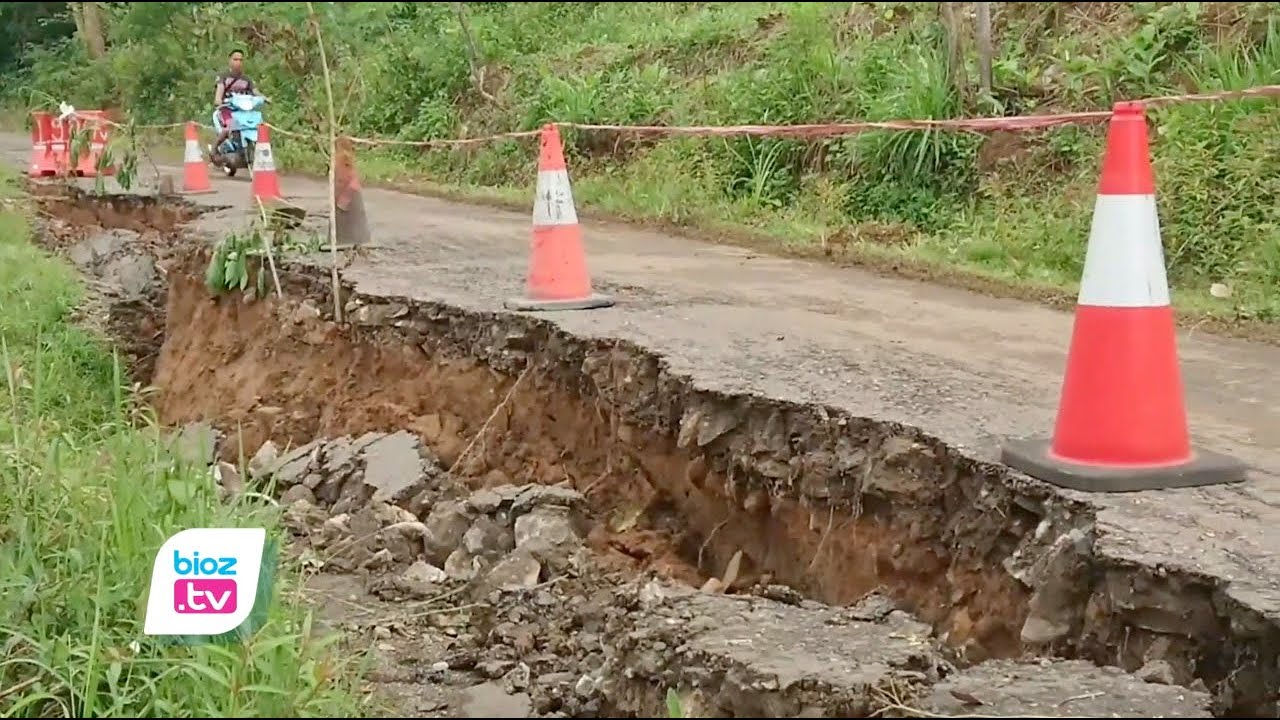 Diguyur hujan semalaman, jalur alternatif penghubung antar Kabupaten Trenggalek dan Kabupaten Ponorogo ambrol. Akibat kejadian ini separuh badan jalan amblas dan menyempit. Sehingga hanya sebagian badan jalan saja yang bisa dilintasi kendaraan, baik kendaraan roda dua mupun kendaraan roda empat.