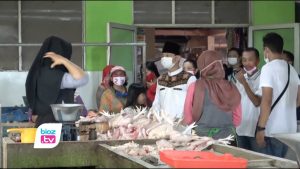 15895Panen doa restu dan dukungan dari para pedagang dan pengunjung pasar tradisional yang ada di Trenggalek, Calon Bupati Nomor urut dua mengaku terharu dengan ketulusan para pedagang. Ia juga turut berdoa agar kelak masih diberi kesempatan untuk bisa membalas cinta dan ketulusan para pedagang tersebut. Panen doa restu dan dukungan dari para pedagang dan pengunjung pasar tradisional yang ada di Trenggalek, Calon Bupati Nomor urut dua mengaku terharu dengan ketulusan para pedagang. Ia juga turut berdoa agar kelak masih diberi kesempatan untuk bisa membalas cinta dan ketulusan para pedagang tersebut.
