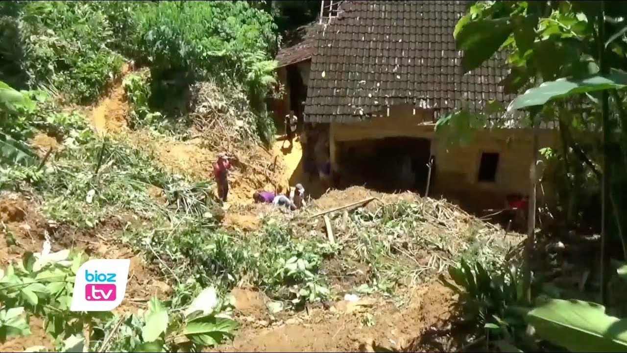 Diterjang material longsor dari tebing setinggi 15 meter, rumah warga Desa Dukuh, Kecamatan Watulimo, Kabupaten Trenggalek, Jawa Timur, mengalami tembok jebol dan menghancurkan dua ruang kamar tidur. Akibat kejadian ini penghuni rumah tidak berani menempati rumahnya, dan harus mengungsi ke rumah saudara.