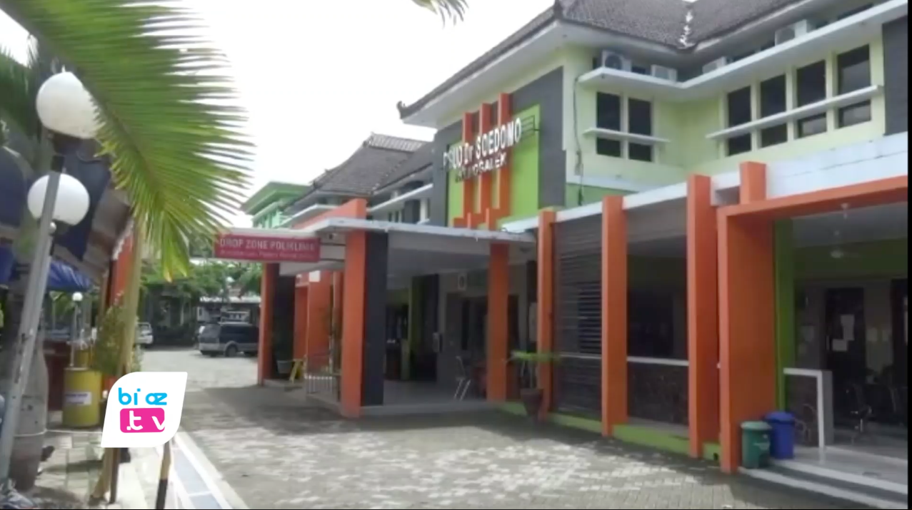 Sejumlah tenaga medis dan non medis RSUD Dr.Soedomo Kabupaten Trenggalek dinyatakan positif Covid-19. Mulai dari dokter, perawat hingga tenaga non medis lainnya. Saat ini mereka yang terpapar dilakukan perawatan di dua ruang isolasi dan karantina sementara yang disediakan oleh manajemen rumah sakit.