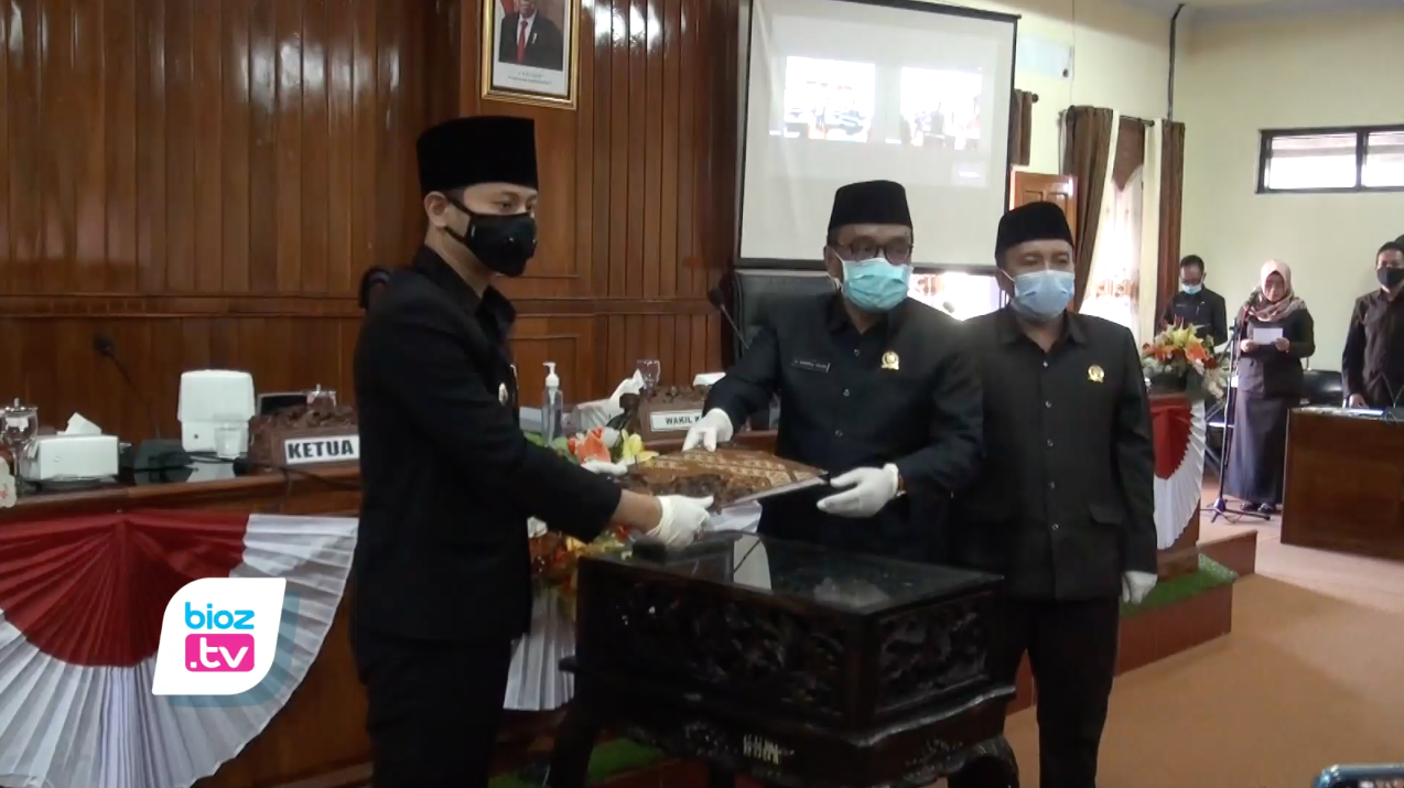 Setelah menjalani pembahasan selama kurang lebih 8 bulan, perubahan rancana tata ruang wilayah (RTRW) Kabupaten Trenggalek akhirnya resmi disahkan. Praturan daerah (Perda) tentang RTRW yang baru ini akan berlaku untuk 20 tahun kedepan, yaitu sejak tahun 2020 ini hingga tahun 2040 mendatang.