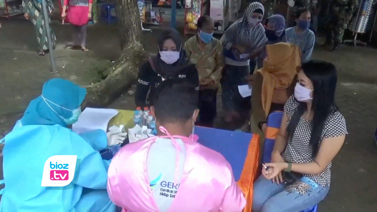 Sambut peringatan hari Ibu, Sejumlah pengunjung dan pedagang perempuan yang ada di Pasar Basah Kabupaten Trenggalek di gratiskan mengikuti rapid tes masal. Kegiatan ini dilakukan di halaman pasar yang disulap menjadi klinik dadakan. Diharapkan melaluai kegatan ini bisa mencegah penyebaran Covid-19 di tempat umum.