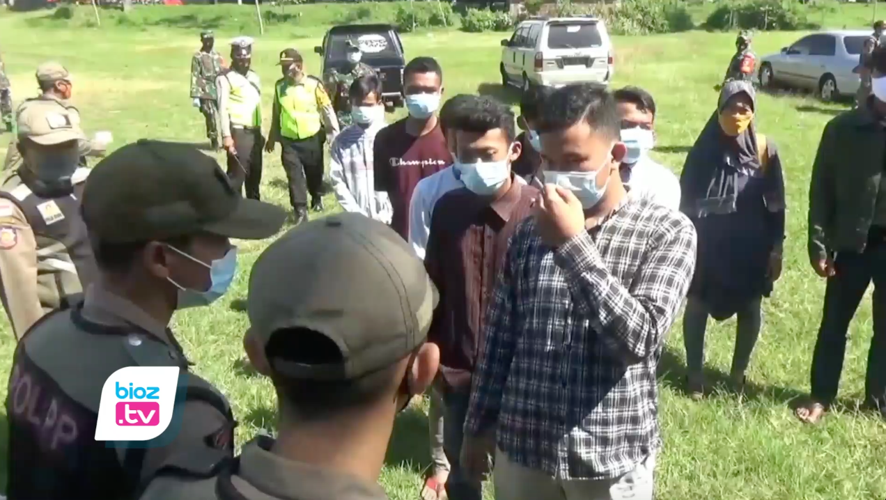 Terjaring razia saat masuk kawasan Kabupaten Trenggalek, puluhan pelaku perjalanan dari luar kota harus menjalani pemeriksaan rapidtes antigen. Razia ini akan dilakukan secara rutin di dua titik pintu masuk Trenggalek, yaitu di kawasan perbatasan Trenggalek-Tulungagung dan perbatasan Trenggalek-Ponorogo