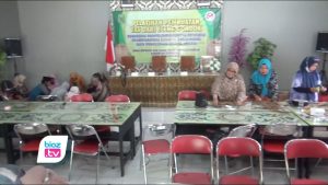 Bahan baku di Trenggalek minim, Dipenghujung tahun 2020 DInas Dinas Koperasi Usaha Mikro dan Perdagangan (Diskomidag) Kabupaten Trenggalek justru latih sejumlah ibu ibu untuk membuat kerajinan anyaman dengan bahan baku enceng gondok. Pada kegiatan ini pelatihnya juga didatangkan dari luar kota.