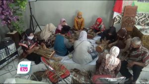 Tetap bangkit ditengah pandemi, Puluhan emak emak di Kabupaten Trenggalek semangat berlatih membuat aneka kerajinan anyaman dengan bahan baku gulma enceng gondok. Beberapa diantaranya seperti kerajinan anyaman tas, keset, tali dan berbagai aneka kerajinan lain dengan bahan baku enceng gondok.