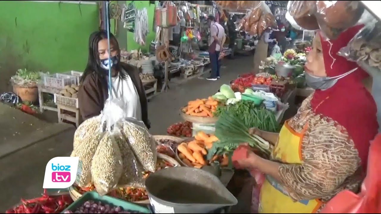 Lonjakan harga kebutuhan pokok di pasar basah menjelang hari raya Natal dan tahun baru 2021 dinilai tidak setinggi tahun sebelumnya. Akibat adanya lonjakan ini, pihak Dinas Koperasi Usaha Mikro dan Perdagangan (Diskomidag) Kabupaten Trenggalek juga mengaku akan segera lakukan pemantauan pasar bersama tim.