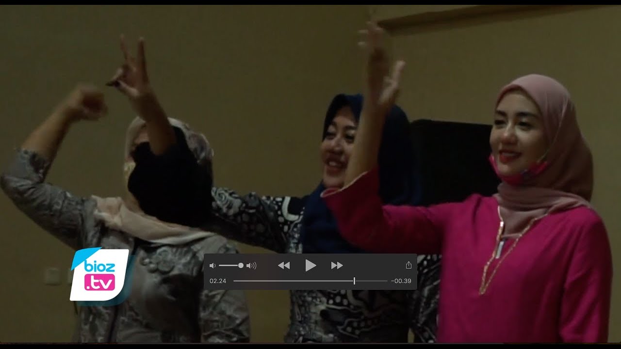 Dibalik tekat pengabdian pasangan calon bupati Trenggalek nomor urut 2, ternyata ada dua wanita tangguh yang selalu mendukung kiprah dua pemuda idaman warga Trenggalek tersebut. Dalam kesehariannya, kedua wanita itu juga getol untuk mensosialisasikan program dan visi misi dari paslon nomor urut dua.