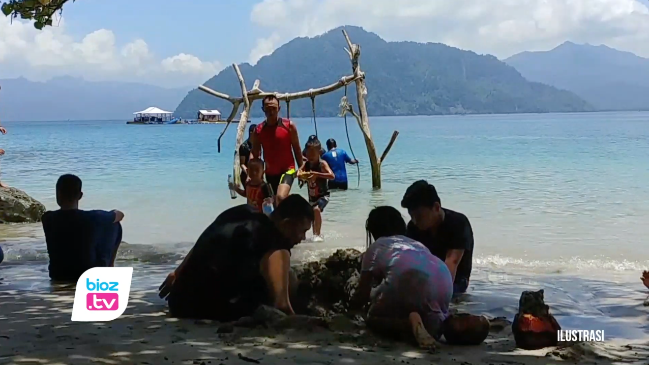 Destinasi wisata di Kabupaten Trenggalek sudah kembali dibuka sejak 5 Januari kemairn, Bupati Trenggalek Mochamad Nur Arifin, tekankan pengelola destinasi wisata bisa tertibkan protokol kesehatan. Ia juga berharap agar pelaku perjalanan secara rutin mau melakukan rapid antigen sebelum berangkat.