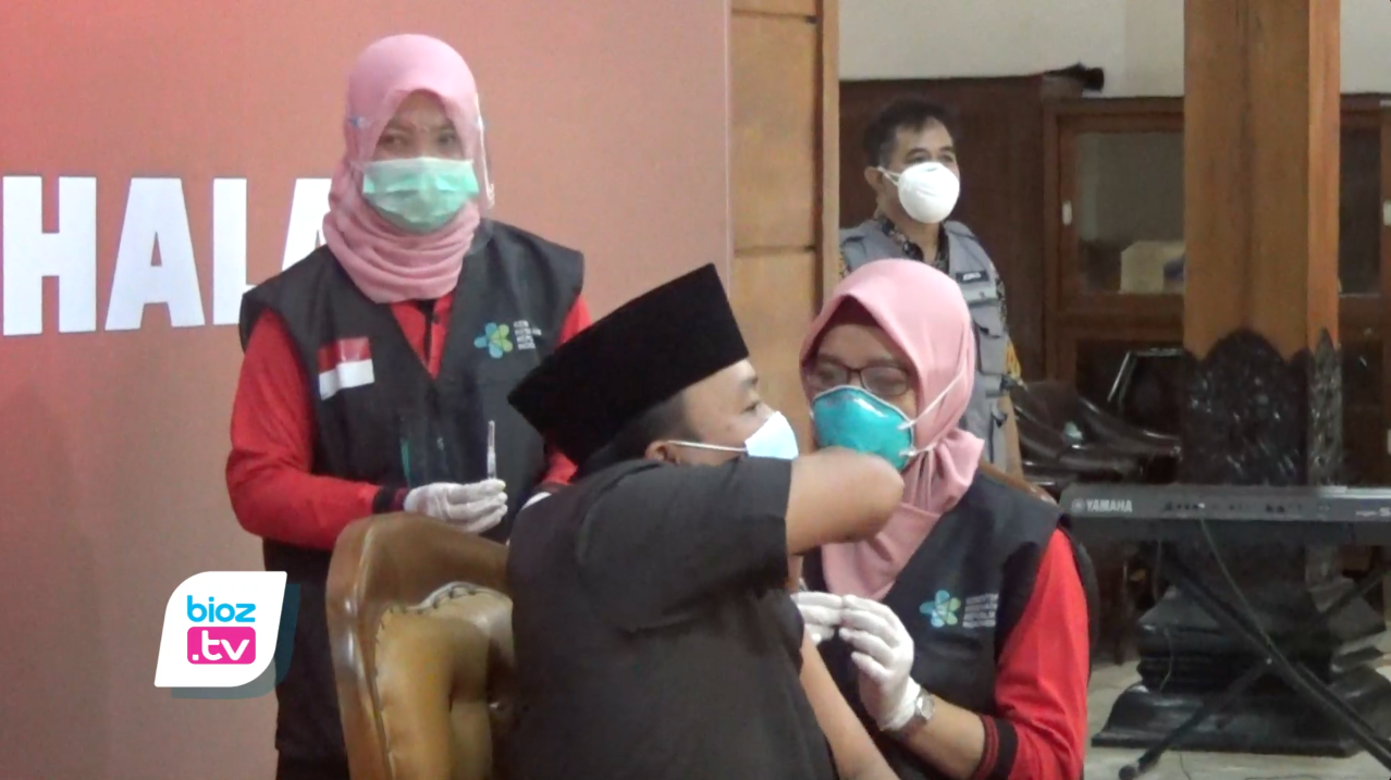 Wakil ketua DPRD Kabupaten Trenggalek, Doding Rahmadi pastikan suntik vaksin Covid-19 aman dan tidak sakit. Pasalnya, ia sudah merasakan sendiri pada proses vaksinasi perdana bersama ungsur Forkopimda dan perwakilan sejumlah tokoh, selain itu, setelah menjalani vaksinasi juga tidak ada efek rasa apa apa.