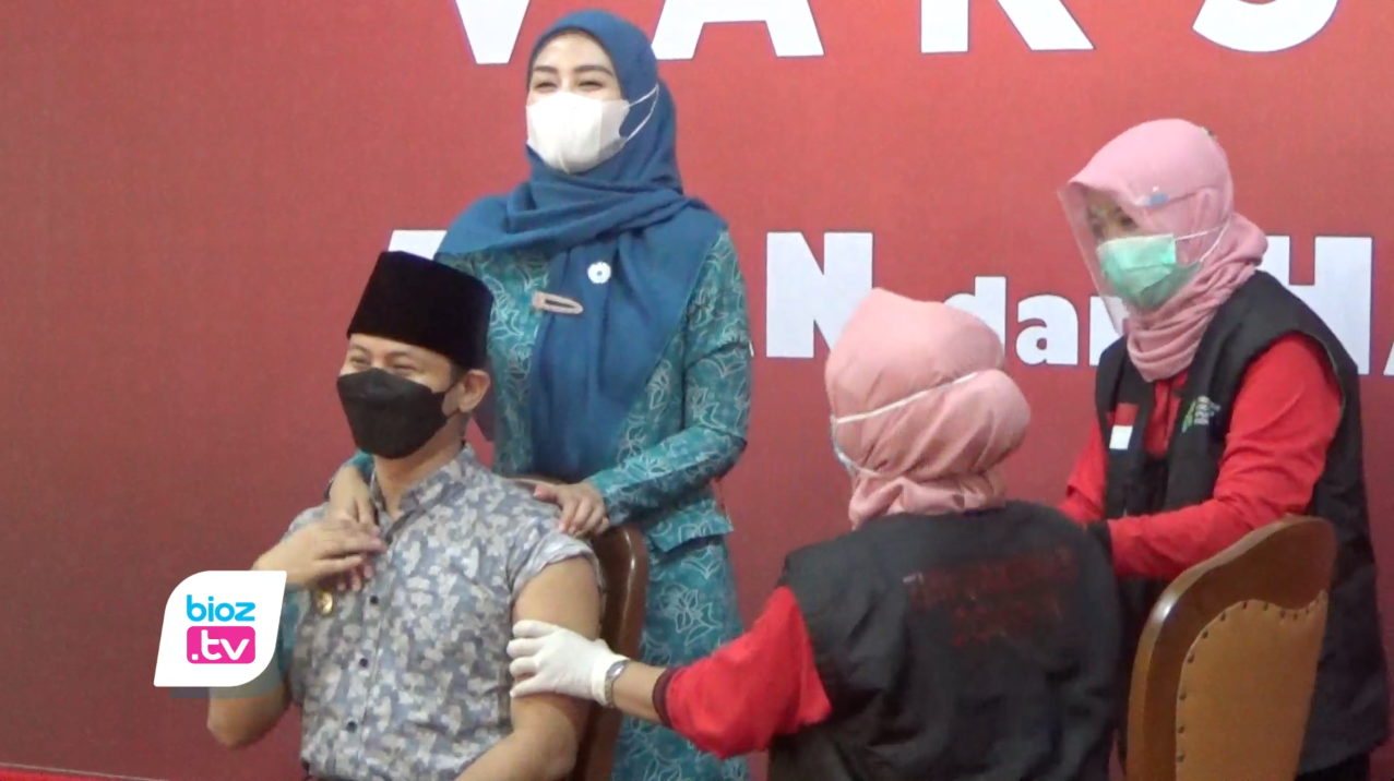 Penyuntikan Vaksin Covid-19 di Kabupaten Trenggalek mulai dilakukan, Bupati menjadi orang pertama yang disuntik vaksin. Selain itu ungsur Forkopimda, perwakilan organisasi keagamaan, dan perwakilan tukang becak juga mengkuti vaksinasi perdana ini. Proses selanjutnya akan dilakukan terhadap tenaga kesehatan.