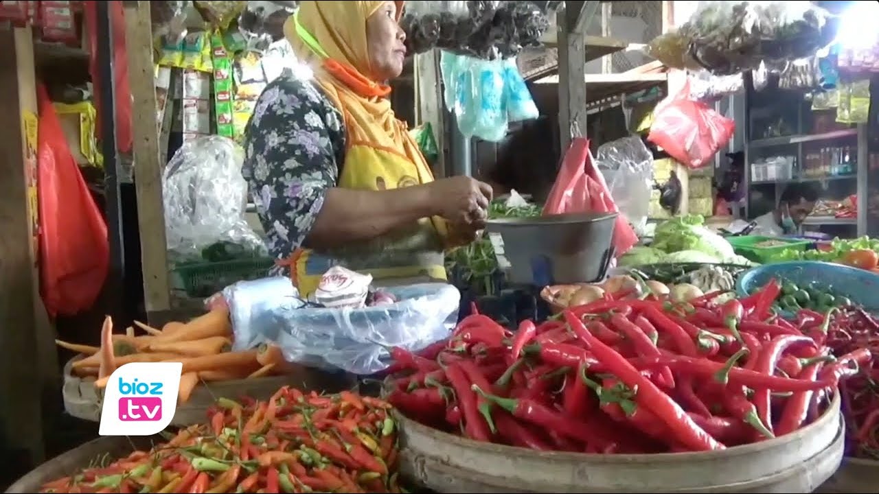 Awal tahun 2021 harga cabe lokal di pasar Tradisional Kabupaten Trengalek merangkak naik, sejumlah warga memilih beralih ke cabe impor kering yang harganya lebih murah. Selain itu, untuk menyiasati lonjakan harga ini, tak jarang ibu ibu rumah tangga memilih untuk mengurangi jumlah pembelian dari biasanya.