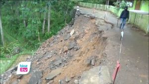 Tembok penahan jalan (TPJ) ambrol pasca diguyur hujan lebat, separuh badan jalan penghubung antar desa di Kecamatan Dongko, Kabupaten Trenggalek, Jawa Timur ambles. Akibat kejadian ini, akses transportasi ditutup, dan warga yang akan melintas harus memutar arah dengan jarak tempuh yang lebih jauh.