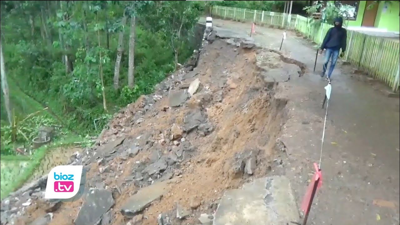 Tembok penahan jalan (TPJ) ambrol pasca diguyur hujan lebat, separuh badan jalan penghubung antar desa di Kecamatan Dongko, Kabupaten Trenggalek, Jawa Timur ambles. Akibat kejadian ini, akses transportasi ditutup, dan warga yang akan melintas harus memutar arah dengan jarak tempuh yang lebih jauh.