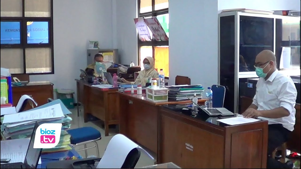 Banyak aparatur sipil negara (ASN) di Kabupaten Trenggalek terkonfirmasi positif Covid-19, kantor organisasi perangkat daerah (OPD) berlakukan work from home (WFH). Namun, sejumlah kantor pemerintahan tersebut tidak ditutup, dan masih beroprasi dengan menerapkan pembatasan jumlah pegawai yang masuk.
