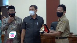 Kepincut inovasi Kabupaten Trenggalek terkait peningkatan capaian akta kelahiran sesuai target nasional di era pandemi, DPRD Kabupaten Jombang serap ilmu ke Kantor DPRD Trenggalek. Pasalnya Inovasi yang dilakukan Trenggalek dinilai memiliki sejumlah keunggulan yang patut ditiru untuk diterapkan di daerahnya.