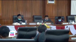 Disahkan melalui rapat paripurna, DPRD Kabupaten Trenggalek akhirnya usulkan pemberhentian Mochamad Nur Arifin dari jabatan bupati, sekaligus mengusulkan penetapan pasangan bupati dan wakil Bupati Trenggalek untuk periode 2021-2024. Usulan itu disampaikan ke Mendagri melalui gubernur jawa timur. Disahkan melalui rapat paripurna, DPRD Kabupaten Trenggalek akhirnya usulkan pemberhentian Mochamad Nur Arifin dari jabatan bupati, sekaligus mengusulkan penetapan pasangan bupati dan wakil Bupati Trenggalek untuk periode 2021-2024. Usulan itu disampaikan ke Mendagri melalui gubernur jawa timur.