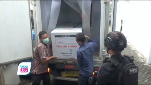 Vaksin Covid-19 dari Pemerintah Provinsi Jawa Timur sudah sampai di Kabupaten Trenggalek pada 26 Januari siang hari, Bupati, forkopimda, sejumlah tokoh, dan ribuan tenaga kesehatan akan menjalani vaksinasi. Rencananya penyuntikan vaksin ini akan mulai dilakukan pada Jumat 29 Januari mendatang. Vaksin Covid-19 dari Pemerintah Provinsi Jawa Timur sudah sampai di Kabupaten Trenggalek pada 26 Januari siang hari, Bupati, forkopimda, sejumlah tokoh, dan ribuan tenaga kesehatan akan menjalani vaksinasi. Rencananya penyuntikan vaksin ini akan mulai dilakukan pada Jumat 29 Januari mendatang.
