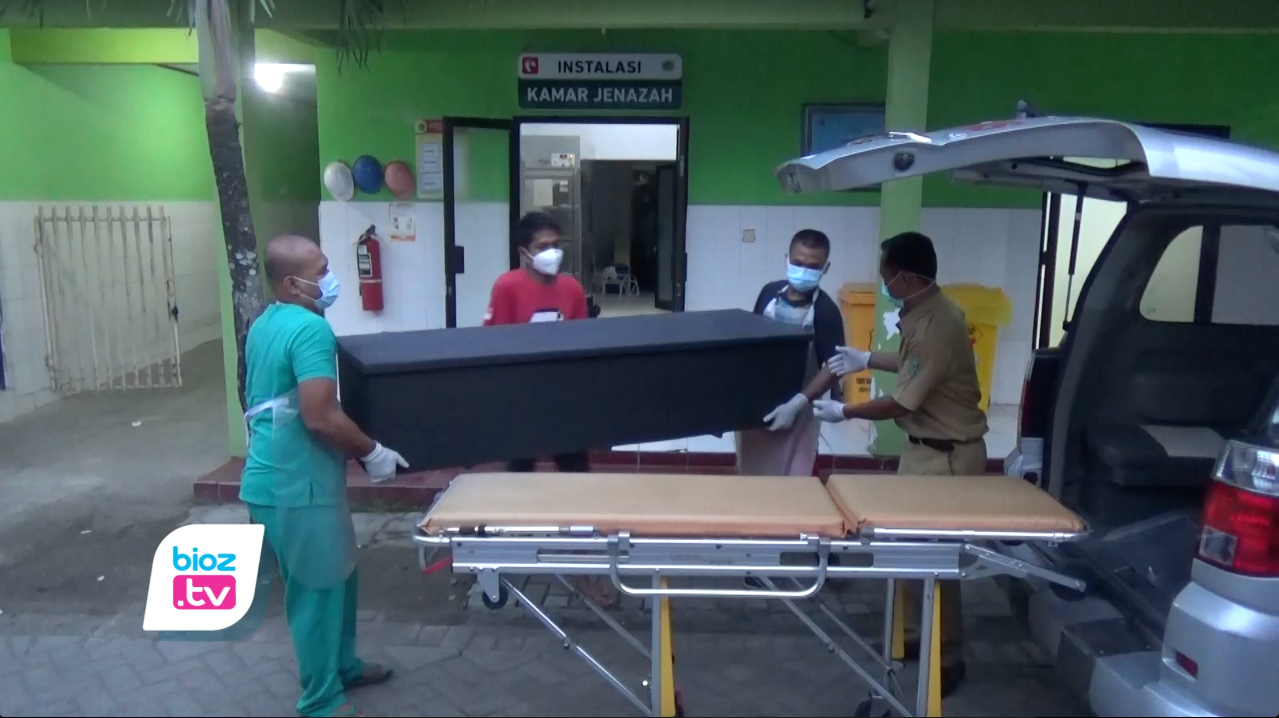 Diringkus Polisi, Pelaku pembacokan terhadap ayah Kandung di Kecamatan Panggul, Kabupaten Trenggalek, Jawa Timur, mengaku lantaran dendam karena merasa dikucilkan keluarga. Untuk memastikan kondisi kejiwaan pelaku saat melakukan perbuatannya, polisi juga memeriksakannya ke psikiater.