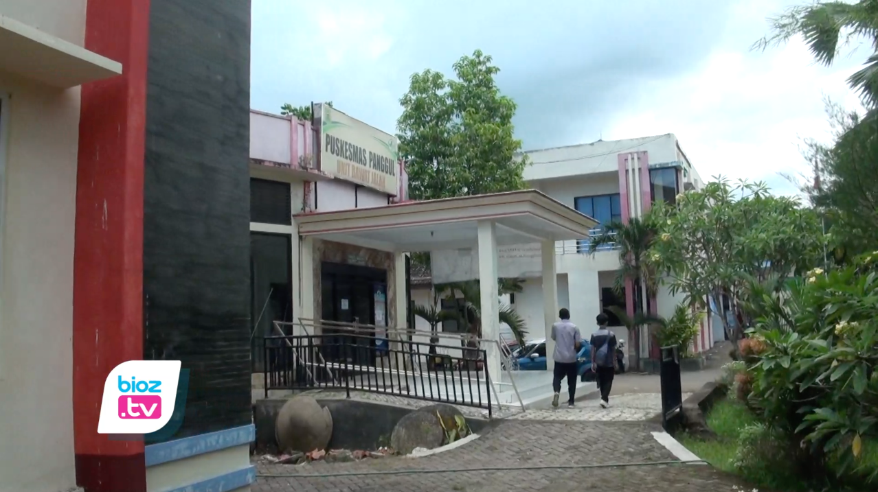 Perekrutan tenaga kesehatan rumah sakit darurat Covid-19 Kecamatan Panggul diduga ada kejanggalan, salah satu tenaga perawat yang lulus seleksi diduga melebihi batas umur yang ditentukan panitia. Sementara itu Kepala Puskesmas panggul juga mengaku belum mengetahui dan masih akan menindaklanjutinya.